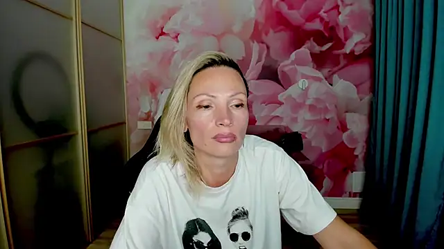 AlinaMoor - I'll play with the pussy