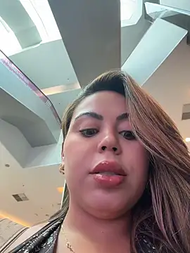 LariiHotWife - Masturbar shopping 🔥🔥