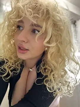 CurlyDaisy - shake tits on your face
