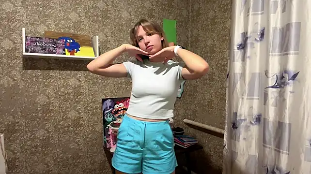 LilliaEhmen - lick my lips close to cam
