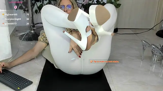 SamanthaExsotic - Getting my leggings wet—how sexy