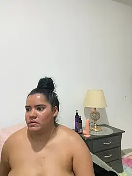 NaniGgold - spread her pussy