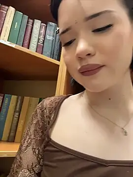 Kitty_sixseven - show naked tits to a stranger