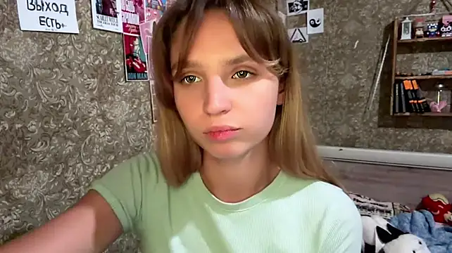 LilliaEhmen - lick my lips close to cam