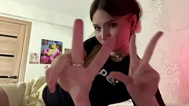 HeIen_cute - lick finger and run it along lips