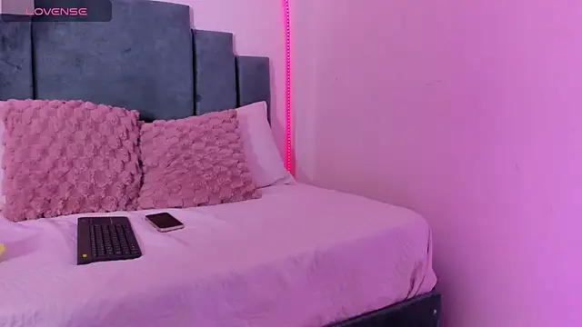 Pamela_scott069 - Squeeze my nipples and massage my tits🍒