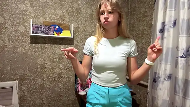 LilliaEhmen - lick my lips close to cam