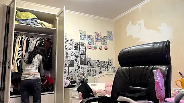 JoiePaschall - change clothes in front of cam