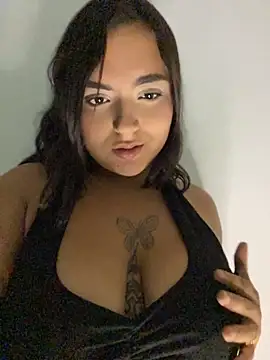 Curvysofii - Flash boobs