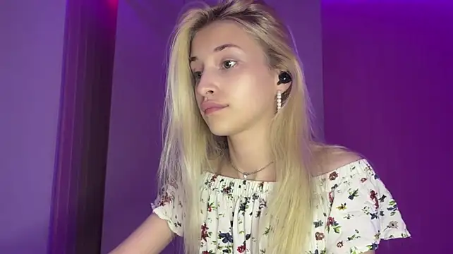 FiveFootBlonde - Change my clothes