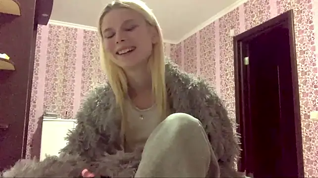 EdwinaDespres - Naked boobs for 5min