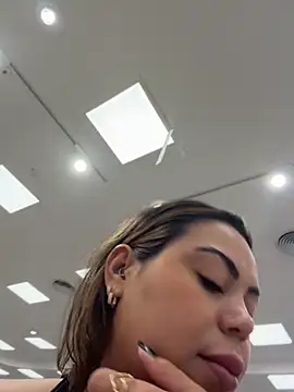 LariiHotWife - Masturbar shopping 🔥🔥
