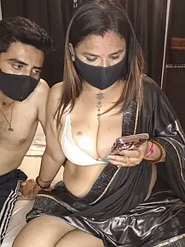 Wildharyanacouple - Show bubbs in public