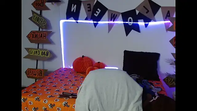 Victoria-Moon - Anal plug and dildo in her very hot puss