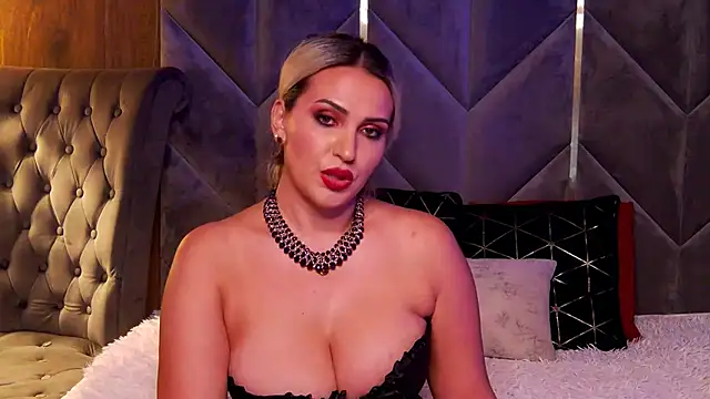 LaylaBlakes - Eye contact for 5 mins