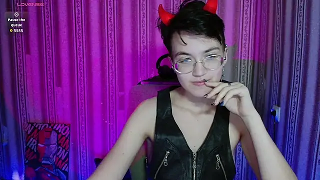 Alisa_cutiepie - what color are the panties?