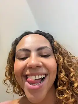Chloe_Leaozinho - Siririca no provador