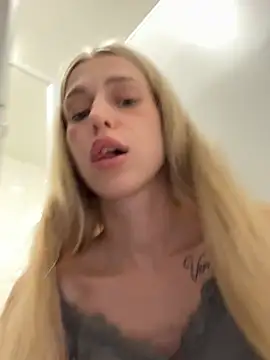 Kira_mia - side panties to rub wet pussy in 🚾
