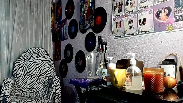 Avril_Maria - show boobs and spanks hard