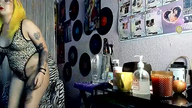 Avril_Maria - show boobs and spanks hard