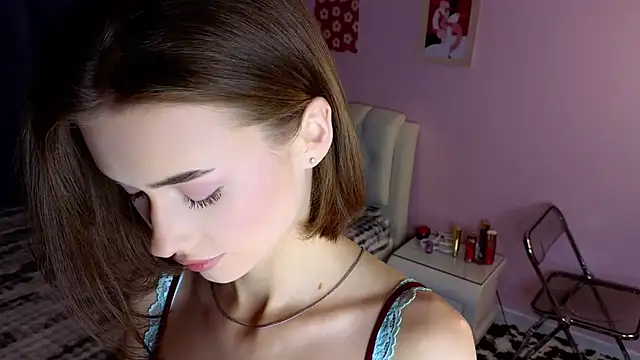 Colette_pretty - massage my tits under my top