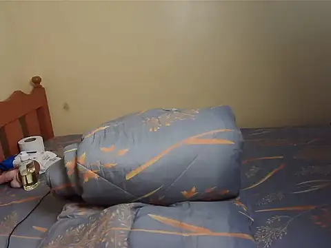 Pearl_petite - squirt with pants on