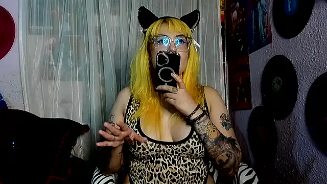 Avril_Maria - show boobs and spanks hard
