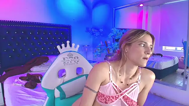 Juliieta_gray - 2 fingers in my pussy ✌😋