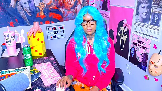 Spookiebaddie - naked + spitplay!