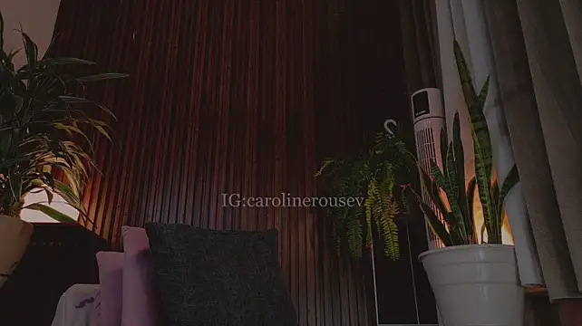 Carolinerousev - show ass close up