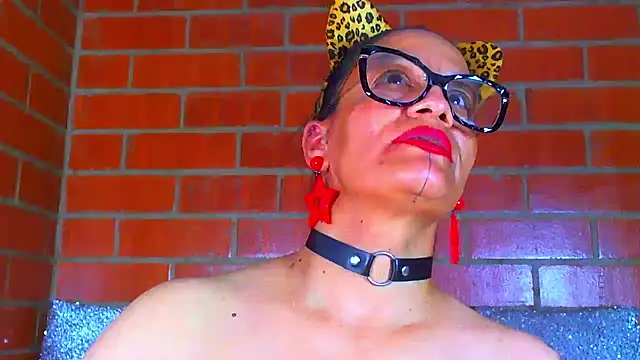 Taylor-hardcore - Every time it vibrates, my tits bounce