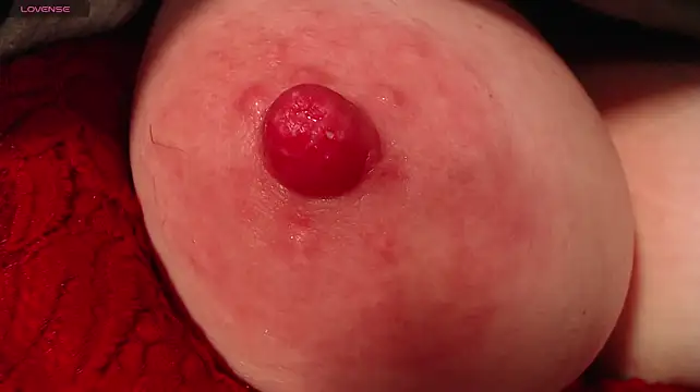 Alicia_moom - nipples covered in saliva 😈