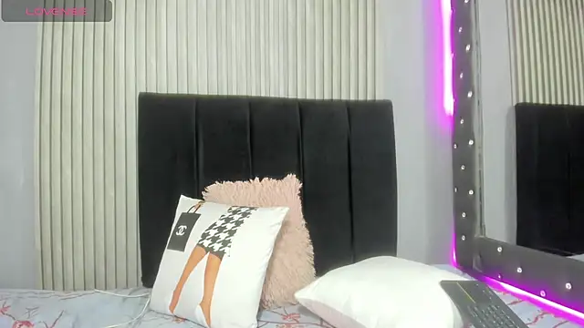 Paulinna_Curvy - show my pussy close to cam