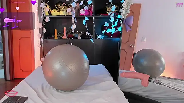 Cleopatraa - SHOW TITS