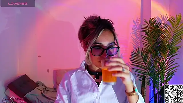 Emmi_Roberts -  Throbbing my pussy with domi