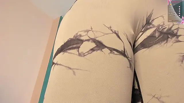 Sara_Gomez - Spanking ass in leggings
