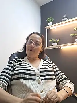 Lauryn_Jones - Show my ass