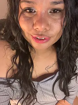 Rashell1_Queen - saliva on my breasts 💦🥵