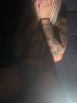 Karonte12345 - Mi spoglio tutta