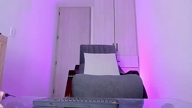 Mialenox - lick feet