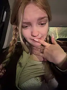 Elsawhere - quick flash BIG ASS on street 🌳😱