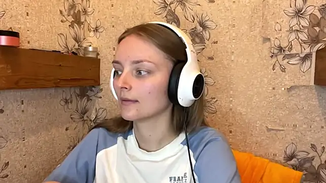 EmyMiu - show tongle