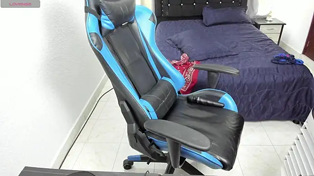 Debora_brown - 1 finger in my ass