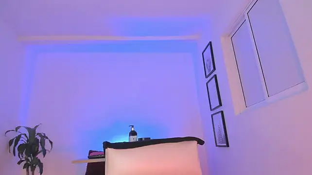 Roshanilewis - Off panties in doggy style 👙
