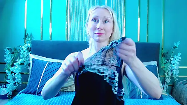 KissDreamm - topless dance