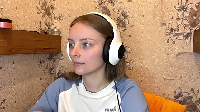EmyMiu - show tongle