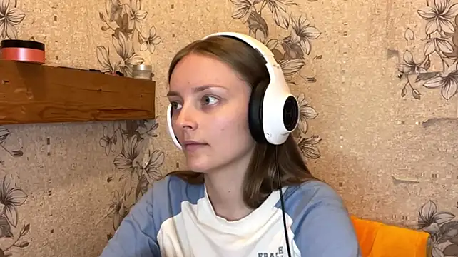 EmyMiu - show tongle