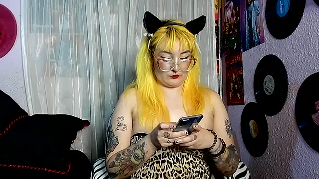 Avril_Maria - show boobs and spanks hard