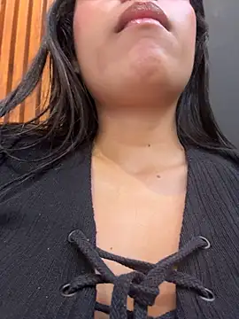 Sara-Castillo - SUPER MEGA SQUIRT IN THE MEN'S BATHROOM