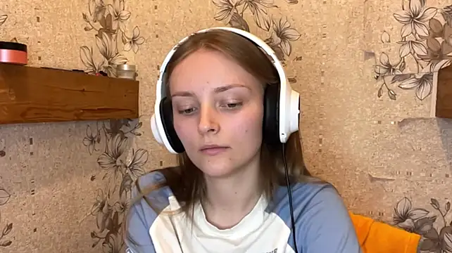EmyMiu - show tongle